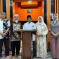 Wakil Bupati Sumenep KH. Imam Hasyim menandatangani prasasti renovasi Masjid Al Hasanah RSUD dr. H. Moh. Anwar Sumenep, Sabtu (28/3/2026).
