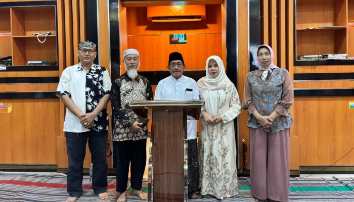 Wakil Bupati Sumenep KH. Imam Hasyim menandatangani prasasti renovasi Masjid Al Hasanah RSUD dr. H. Moh. Anwar Sumenep, Sabtu (28/3/2026).