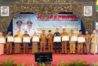 Bupati Bangkalan menyerahkan penghargaan kepada perangkat daerah dan instansi berprestasi dalam Musrenbang RKPD 2027 di Pendopo Pratanu.