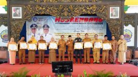 Bupati Bangkalan menyerahkan penghargaan kepada perangkat daerah dan instansi berprestasi dalam Musrenbang RKPD 2027 di Pendopo Pratanu.