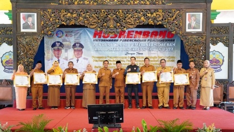 Bupati Bangkalan menyerahkan penghargaan kepada perangkat daerah dan instansi berprestasi dalam Musrenbang RKPD 2027 di Pendopo Pratanu.