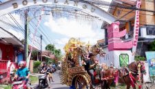 Warga Boyolangu menaiki dokar hias dalam tradisi Puter Kayun sebagai bentuk napak tilas menuju Pantai Watu Dodol.