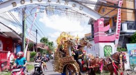Warga Boyolangu menaiki dokar hias dalam tradisi Puter Kayun sebagai bentuk napak tilas menuju Pantai Watu Dodol.