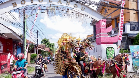 Warga Boyolangu menaiki dokar hias dalam tradisi Puter Kayun sebagai bentuk napak tilas menuju Pantai Watu Dodol.