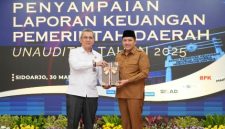 Bupati Pasuruan Rusdi Sutejo menyerahkan LKPD unaudited Tahun Anggaran 2025 kepada BPK Perwakilan Jawa Timur.