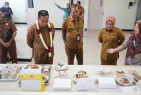 Wali Kota Probolinggo bersama jajaran meninjau fasilitas baru RSUD Ar Rozy usai peluncuran layanan kesehatan tambahan.