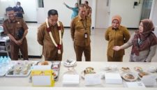 Wali Kota Probolinggo bersama jajaran meninjau fasilitas baru RSUD Ar Rozy usai peluncuran layanan kesehatan tambahan.