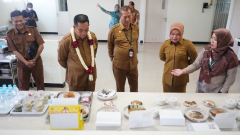 Wali Kota Probolinggo bersama jajaran meninjau fasilitas baru RSUD Ar Rozy usai peluncuran layanan kesehatan tambahan.