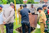 Petugas gabungan Forpimka Kangean melakukan pengecekan distribusi BBM di salah satu APMS wilayah Arjasa.