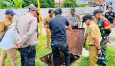 Petugas gabungan Forpimka Kangean melakukan pengecekan distribusi BBM di salah satu APMS wilayah Arjasa.