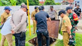 Petugas gabungan Forpimka Kangean melakukan pengecekan distribusi BBM di salah satu APMS wilayah Arjasa.