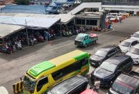 Antrean kendaraan mengular di Pelabuhan Ketapang, Banyuwangi, saat arus balik Lebaran 2026 meski masa posko resmi berakhir.