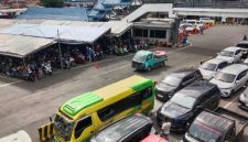 Antrean kendaraan mengular di Pelabuhan Ketapang, Banyuwangi, saat arus balik Lebaran 2026 meski masa posko resmi berakhir.