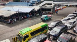 Antrean kendaraan mengular di Pelabuhan Ketapang, Banyuwangi, saat arus balik Lebaran 2026 meski masa posko resmi berakhir.