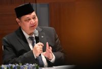 Menko Perekonomian Airlangga Hartarto saat menyampaikan keterangan terkait kebijakan refocusing dan efisiensi anggaran pemerintah di Seoul, Korea Selatan.