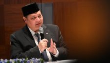Menko Perekonomian Airlangga Hartarto saat menyampaikan keterangan terkait kebijakan refocusing dan efisiensi anggaran pemerintah di Seoul, Korea Selatan.