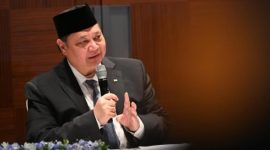 Menko Perekonomian Airlangga Hartarto saat menyampaikan keterangan terkait kebijakan refocusing dan efisiensi anggaran pemerintah di Seoul, Korea Selatan.