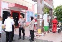 Kapolres Sumenep bersama jajaran dan Pemkab saat melakukan sidak ke SPBU dan SPBE untuk memastikan ketersediaan BBM di wilayah Sumenep.