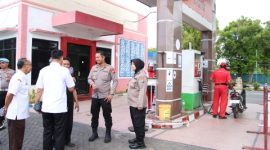 Kapolres Sumenep bersama jajaran dan Pemkab saat melakukan sidak ke SPBU dan SPBE untuk memastikan ketersediaan BBM di wilayah Sumenep.