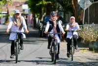 Bupati Banyuwangi Ipuk Fiestiandani bersepeda menuju Kantor Pemkab Banyuwangi sebagai bagian dari ajakan penghematan energi dan BBM, Rabu (1/4/2026).