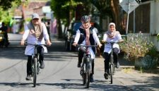 Bupati Banyuwangi Ipuk Fiestiandani bersepeda menuju Kantor Pemkab Banyuwangi sebagai bagian dari ajakan penghematan energi dan BBM, Rabu (1/4/2026).