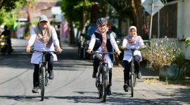 Bupati Banyuwangi Ipuk Fiestiandani bersepeda menuju Kantor Pemkab Banyuwangi sebagai bagian dari ajakan penghematan energi dan BBM, Rabu (1/4/2026).