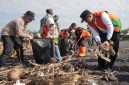 Wakil Bupati Lumajang Yudha Adji Kusuma bersama TNI-Polri dan warga saat kerja bakti membersihkan sampah di Pantai Bambang, Pasirian, Kamis (2/4/2026).