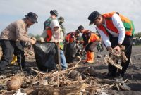 Wakil Bupati Lumajang Yudha Adji Kusuma bersama TNI-Polri dan warga saat kerja bakti membersihkan sampah di Pantai Bambang, Pasirian, Kamis (2/4/2026).