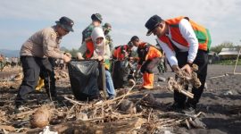 Wakil Bupati Lumajang Yudha Adji Kusuma bersama TNI-Polri dan warga saat kerja bakti membersihkan sampah di Pantai Bambang, Pasirian, Kamis (2/4/2026).
