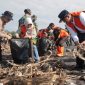 Wakil Bupati Lumajang Yudha Adji Kusuma bersama TNI-Polri dan warga saat kerja bakti membersihkan sampah di Pantai Bambang, Pasirian, Kamis (2/4/2026).