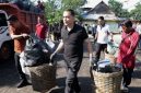 Wali Kota Surabaya Eri Cahyadi saat meninjau TPS dan turut mengangkut sampah dalam kerja bakti serentak pegawai Pemkot Surabaya, Rabu (1/4/2026).