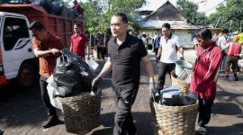 Wali Kota Surabaya Eri Cahyadi saat meninjau TPS dan turut mengangkut sampah dalam kerja bakti serentak pegawai Pemkot Surabaya, Rabu (1/4/2026).