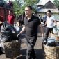 Wali Kota Surabaya Eri Cahyadi saat meninjau TPS dan turut mengangkut sampah dalam kerja bakti serentak pegawai Pemkot Surabaya, Rabu (1/4/2026).