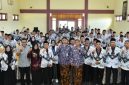 Sekda Sumenep Agus Dwi Saputra foto bersama pada Konferensi Kerja Kabupaten I PGRI Sumenep 2026 di Graha Kemahasiswaan Universitas PGRI, Kamis (2/4/2026).