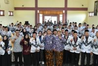 Sekda Sumenep Agus Dwi Saputra foto bersama pada Konferensi Kerja Kabupaten I PGRI Sumenep 2026 di Graha Kemahasiswaan Universitas PGRI, Kamis (2/4/2026).
