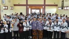 Sekda Sumenep Agus Dwi Saputra foto bersama pada Konferensi Kerja Kabupaten I PGRI Sumenep 2026 di Graha Kemahasiswaan Universitas PGRI, Kamis (2/4/2026).