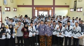 Sekda Sumenep Agus Dwi Saputra foto bersama pada Konferensi Kerja Kabupaten I PGRI Sumenep 2026 di Graha Kemahasiswaan Universitas PGRI, Kamis (2/4/2026).