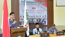 Sekda Sumenep Agus Dwi Saputra saat menghadiri dan memberikan arahan di Konferensi Kerja Kabupaten I PGRI Sumenep 2026 di Graha Kemahasiswaan Universitas PGRI, Kamis (2/4/2026).