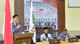 Sekda Sumenep Agus Dwi Saputra saat menghadiri dan memberikan arahan di Konferensi Kerja Kabupaten I PGRI Sumenep 2026 di Graha Kemahasiswaan Universitas PGRI, Kamis (2/4/2026).
