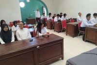 Peserta mengikuti proses rekrutmen kerja yang digelar Disnaker Sumenep bersama Indomaret di Aula Labours Hall, Rabu (1/4/2026).