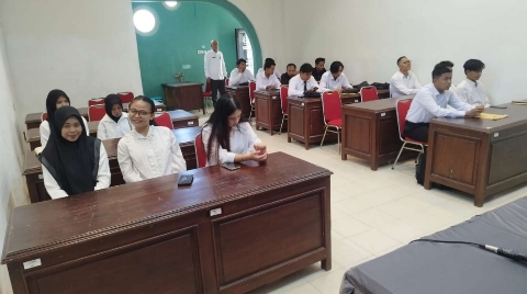 Peserta mengikuti proses rekrutmen kerja yang digelar Disnaker Sumenep bersama Indomaret di Aula Labours Hall, Rabu (1/4/2026).