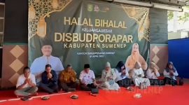 Halal Bihalal bersama jajaran dan mitra kerja di Kantor Disbudporapar, Rabu (1/4/2026).