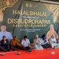 Halal Bihalal bersama jajaran dan mitra kerja di Kantor Disbudporapar, Rabu (1/4/2026).