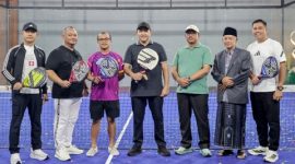 Foto bersama Bupati Pasuruan Rusdi Sutejo bersama owner H. Rokhmawan usai meresmikan Rizqy Sport Center di Kecamatan Gempol, Sabtu (4/4/2026).