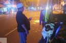 Petugas kepolisian melakukan olah TKP kecelakaan antara truk bermuatan cabai dan sepeda motor Honda Scoopy di Jalan Raya Torjun, Sampang, Minggu (5/4/2026) dini hari.