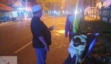 Petugas kepolisian melakukan olah TKP kecelakaan antara truk bermuatan cabai dan sepeda motor Honda Scoopy di Jalan Raya Torjun, Sampang, Minggu (5/4/2026) dini hari.