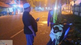 Petugas kepolisian melakukan olah TKP kecelakaan antara truk bermuatan cabai dan sepeda motor Honda Scoopy di Jalan Raya Torjun, Sampang, Minggu (5/4/2026) dini hari.