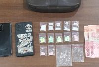 barang bukti sabu dan pil ekstasi yang diamankan dari seorang tersangka di kamar kost wilayah Desa Kolor.