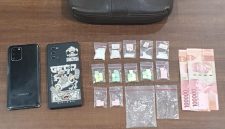 barang bukti sabu dan pil ekstasi yang diamankan dari seorang tersangka di kamar kost wilayah Desa Kolor.