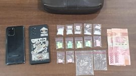 barang bukti sabu dan pil ekstasi yang diamankan dari seorang tersangka di kamar kost wilayah Desa Kolor.